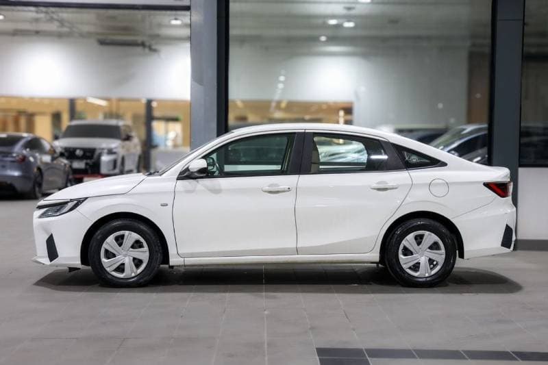 2024 Toyota Yaris E thumbnail 4