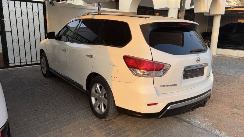 2013 Nissan Pathfinder SV thumbnail 6