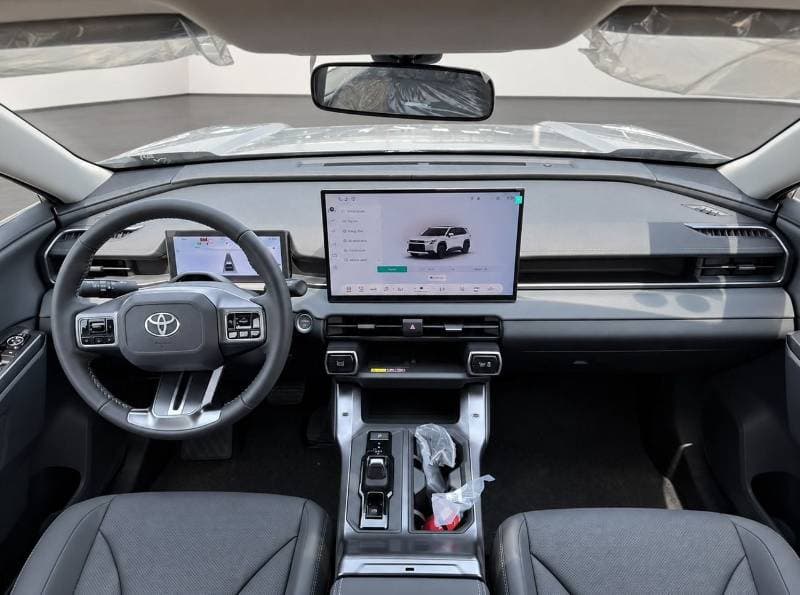 2026 Toyota RAV4 LUXURY HEV thumbnail 3