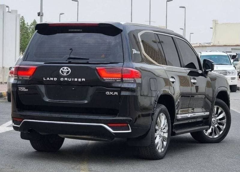 2018 Toyota Land Cruiser thumbnail 3