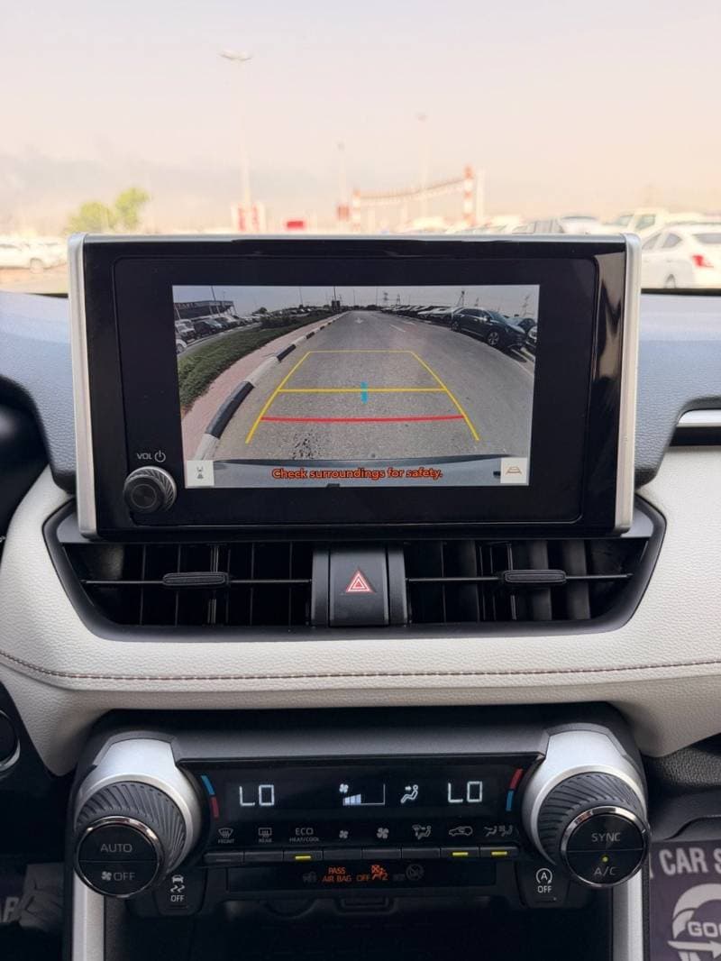 2025 Toyota RAV4 XLE thumbnail 8