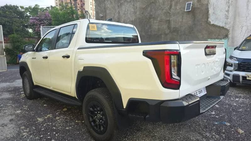 2026 Toyota Hilux Hilux E 2.8L MT thumbnail 7