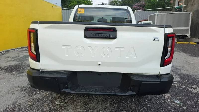 2026 Toyota Hilux Hilux E 2.8L MT thumbnail 8