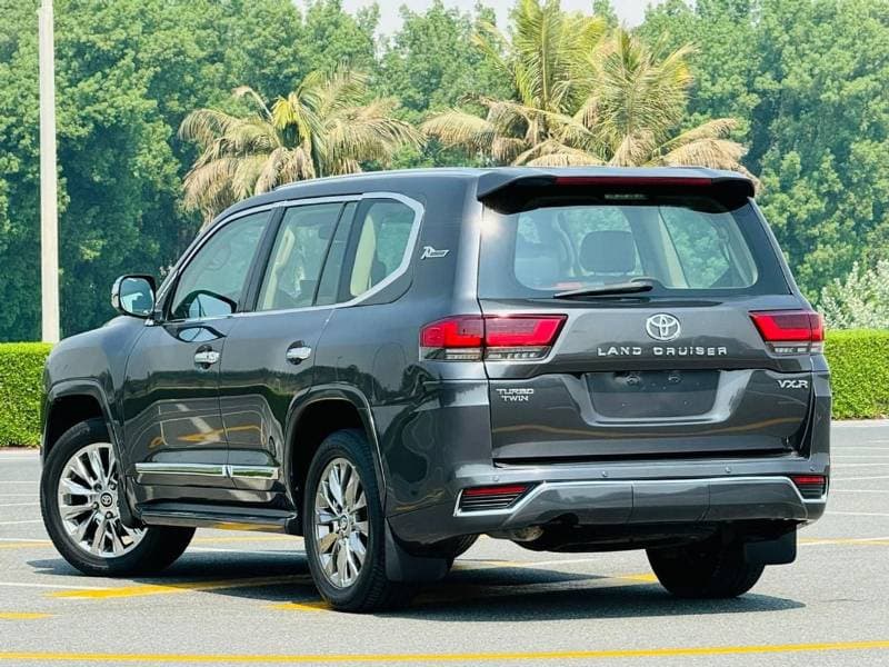 2018 Toyota Land Cruiser VXR thumbnail 4