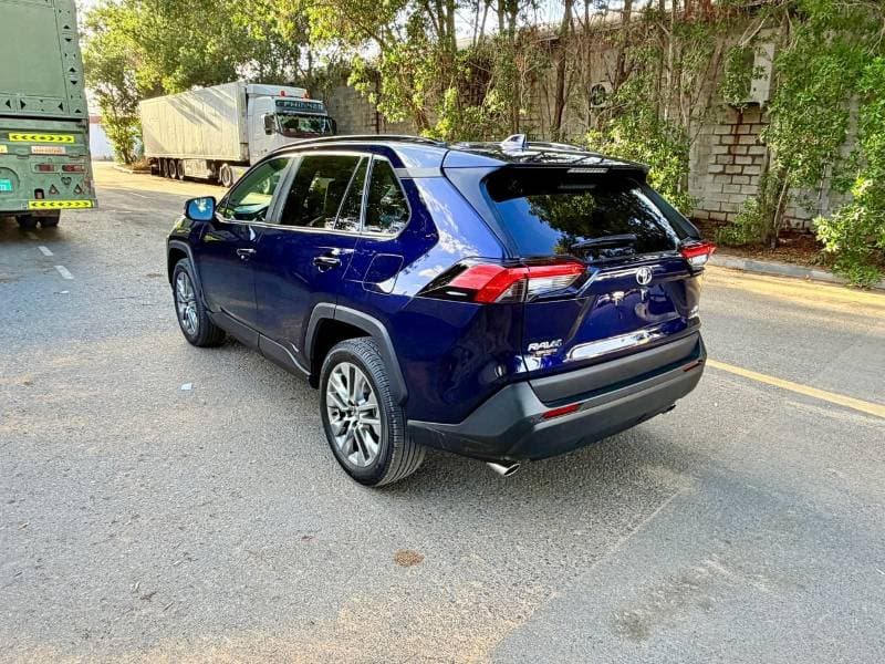 2025 Toyota RAV4 thumbnail 7