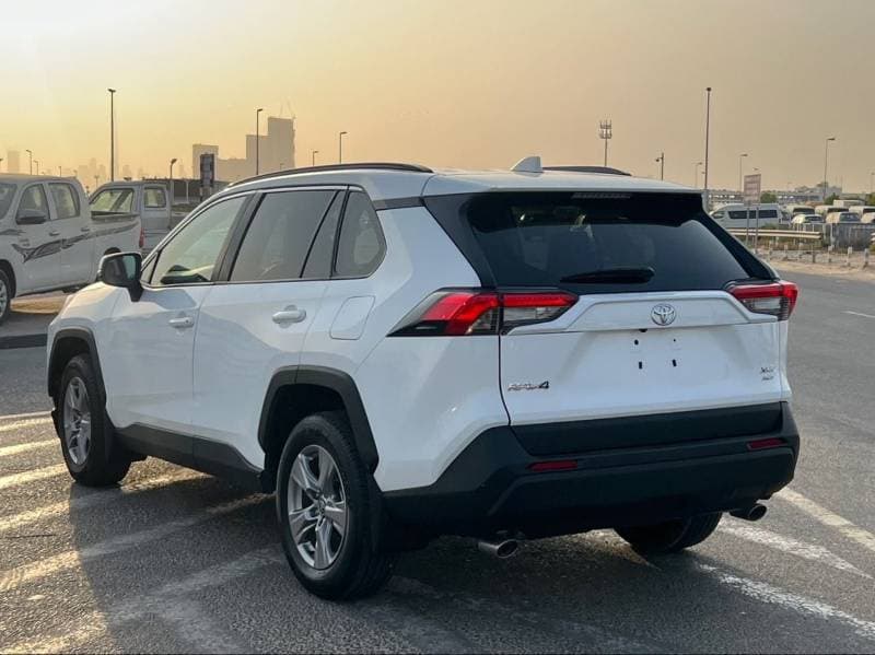 2025 Toyota RAV4 thumbnail 4