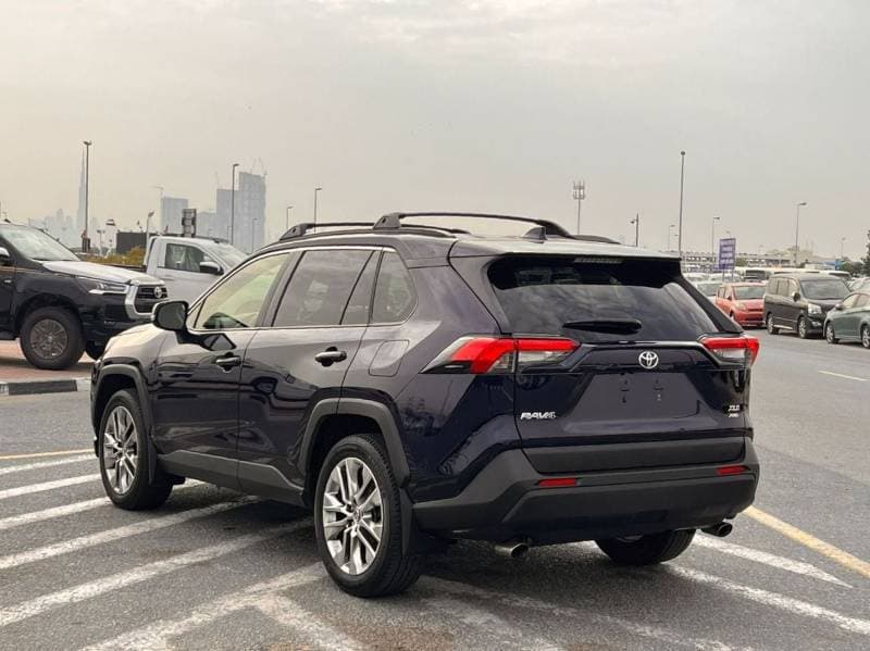 2019 Toyota RAV4 XLE thumbnail 5