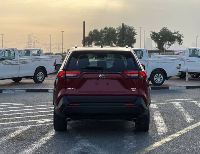 2025 Toyota RAV4 XLE thumbnail 6