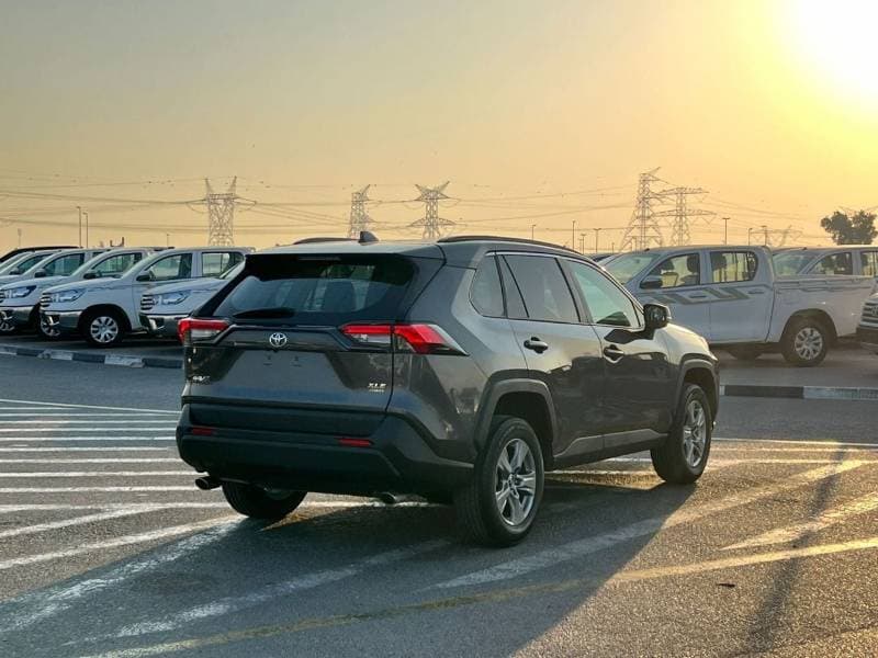 2023 Toyota RAV4 XLE thumbnail 7