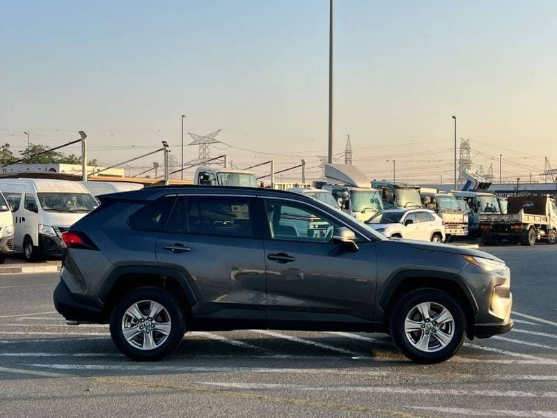 2023 Toyota RAV4 XLE thumbnail 5