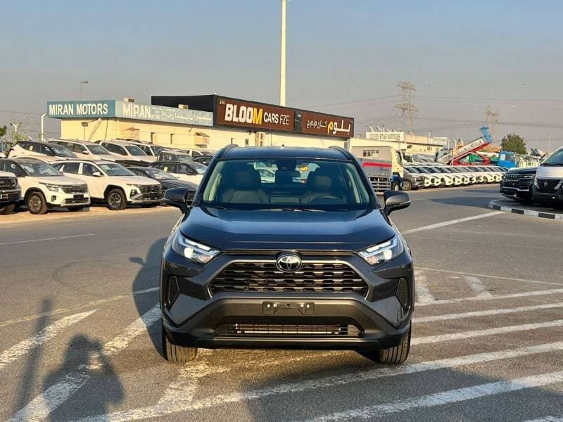 2023 Toyota RAV4 XLE thumbnail 3