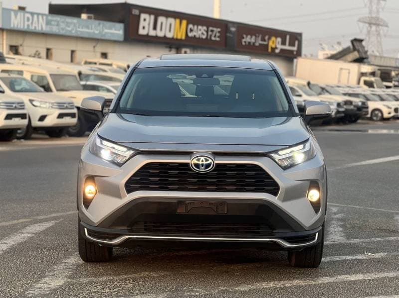 2021 Toyota RAV4 XLE thumbnail 2