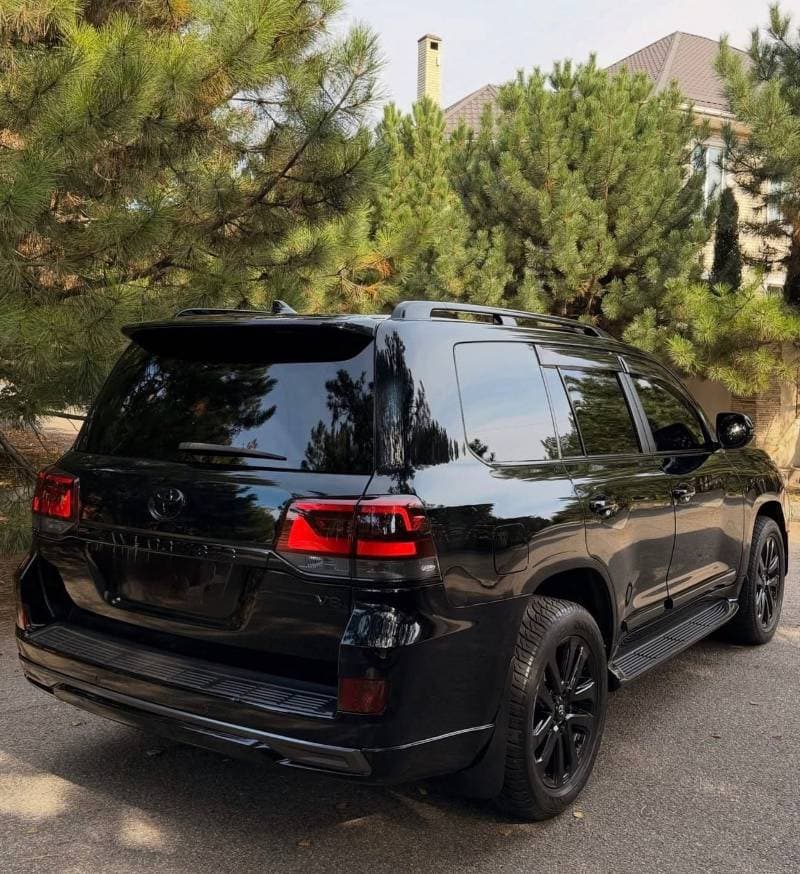 2018 Toyota Land Cruiser VXR thumbnail 3