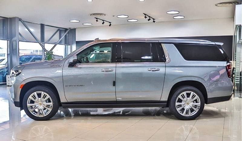 2023 Chevrolet Suburban thumbnail 4