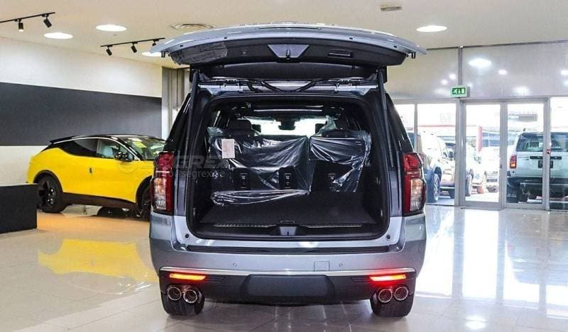 2023 Chevrolet Suburban thumbnail 5
