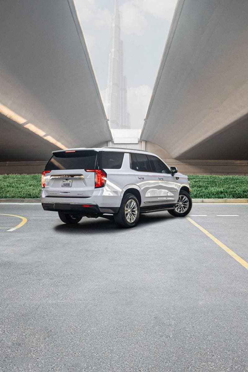2023 GMC Yukon SLT thumbnail 3
