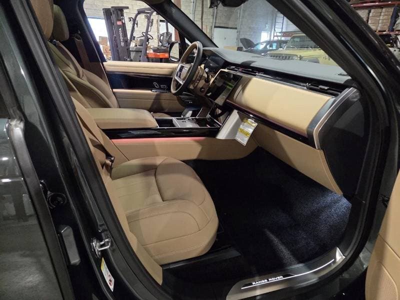 2026 Land Rover Range Rover SE thumbnail 7
