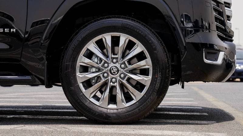 2025 Toyota Land Cruiser VXR thumbnail 3