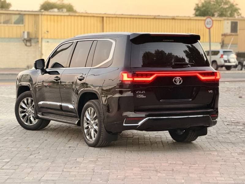 2017 Toyota Land Cruiser GXR thumbnail 4