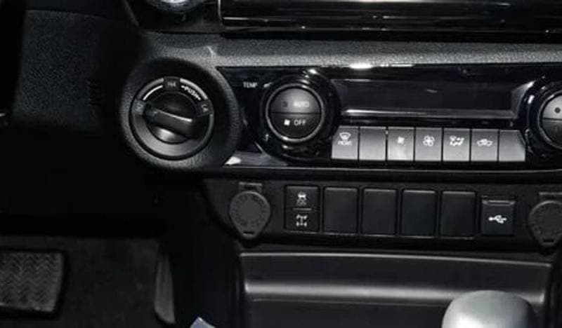 2025 Toyota Hilux ADVENTURE thumbnail 8