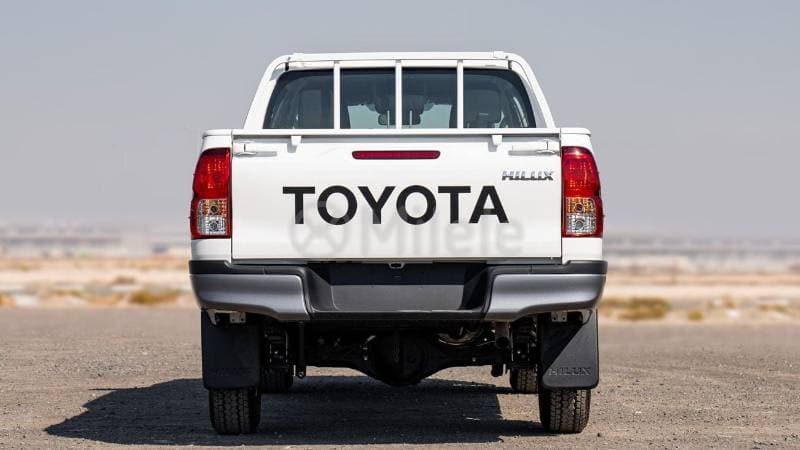 2025 Toyota Hilux thumbnail 7