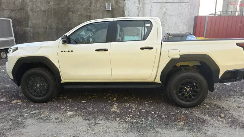 2026 Toyota Hilux Hilux E 2.8L MT thumbnail 6