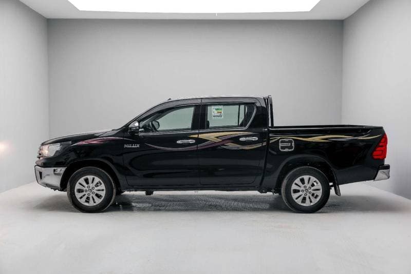 2026 Toyota Hilux SR5 thumbnail 3