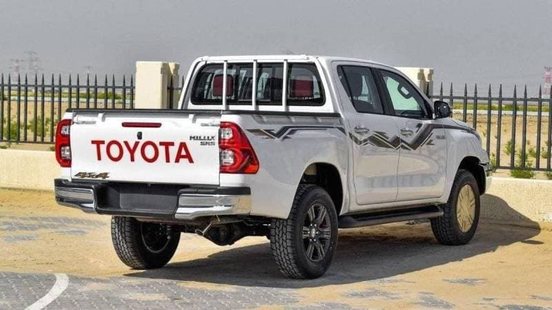 2024 Toyota Hilux SGLX thumbnail 4