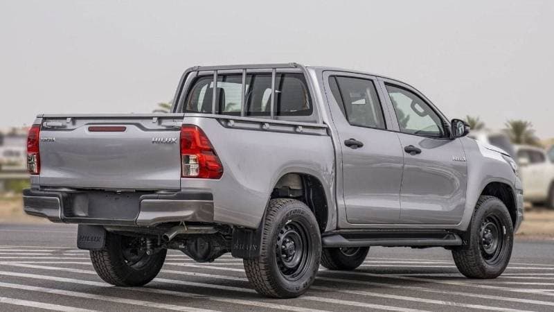 2025 Toyota Hilux GL thumbnail 4