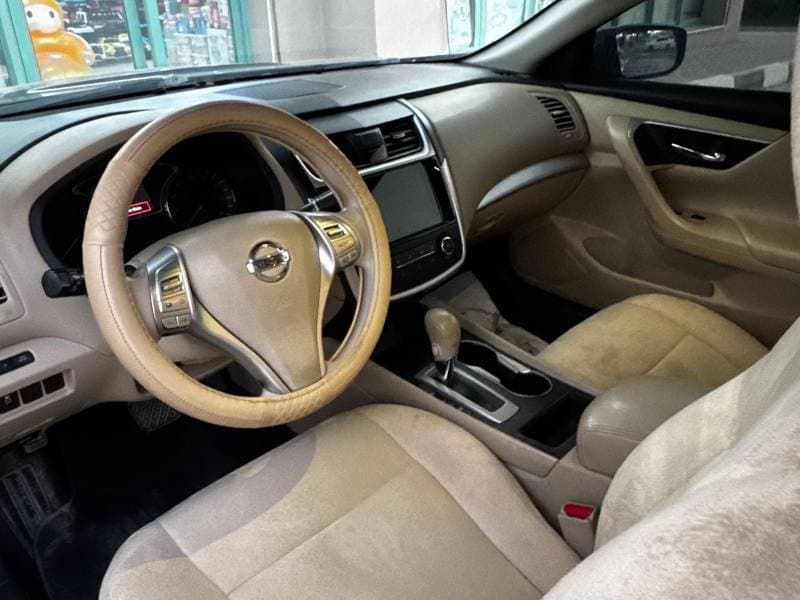 2016 Nissan Altima SV thumbnail 6