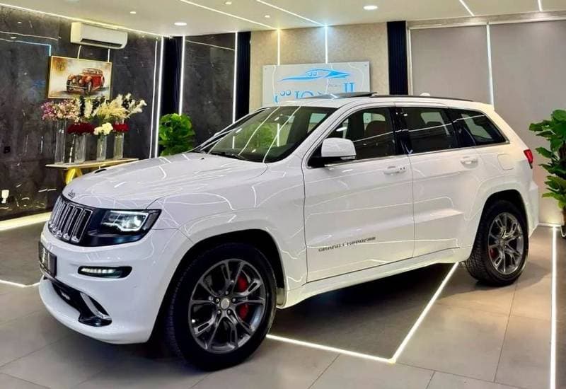 2016 Jeep Grand Cherokee SRT thumbnail 2