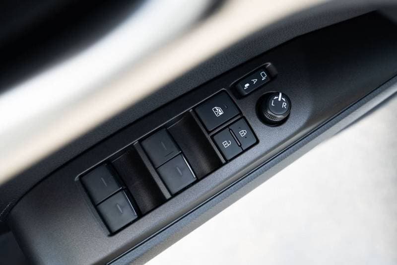 2026 Toyota Camry E HEV thumbnail 6