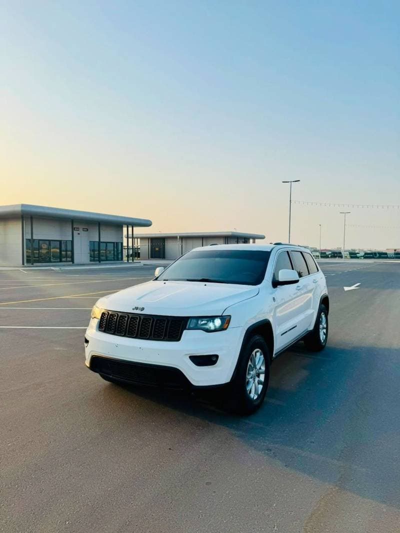 2021 Jeep Grand Cherokee LAREDO thumbnail 3