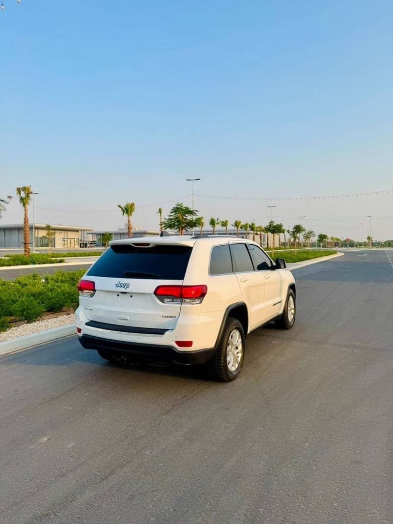 2021 Jeep Grand Cherokee LAREDO thumbnail 8