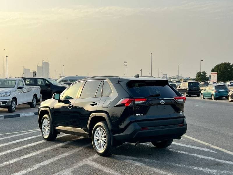2021 Toyota RAV4 LE thumbnail 5
