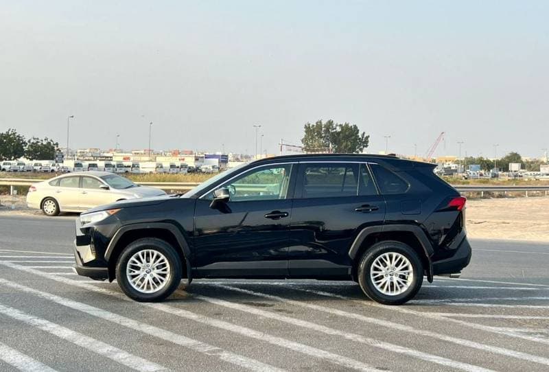 2021 Toyota RAV4 LE thumbnail 4