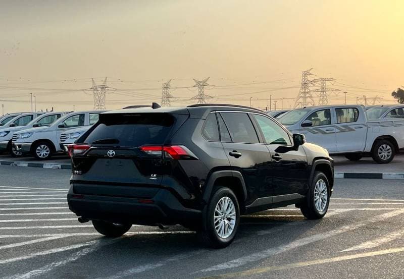 2021 Toyota RAV4 LE thumbnail 8