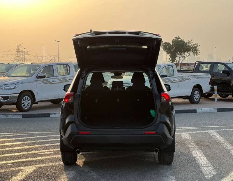 2021 Toyota RAV4 LE thumbnail 7