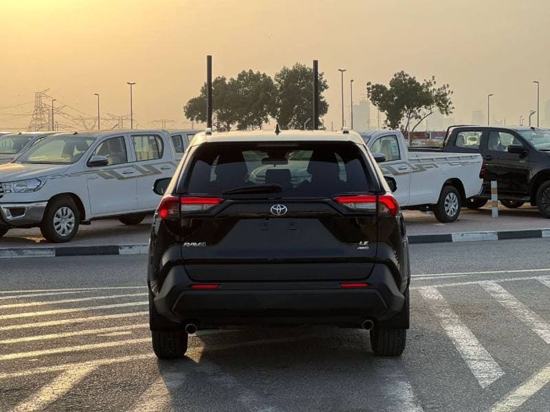 2021 Toyota RAV4 LE thumbnail 6