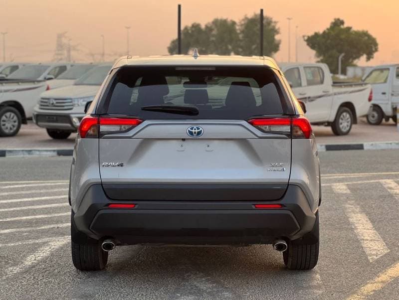 2021 Toyota RAV4 XLE thumbnail 5