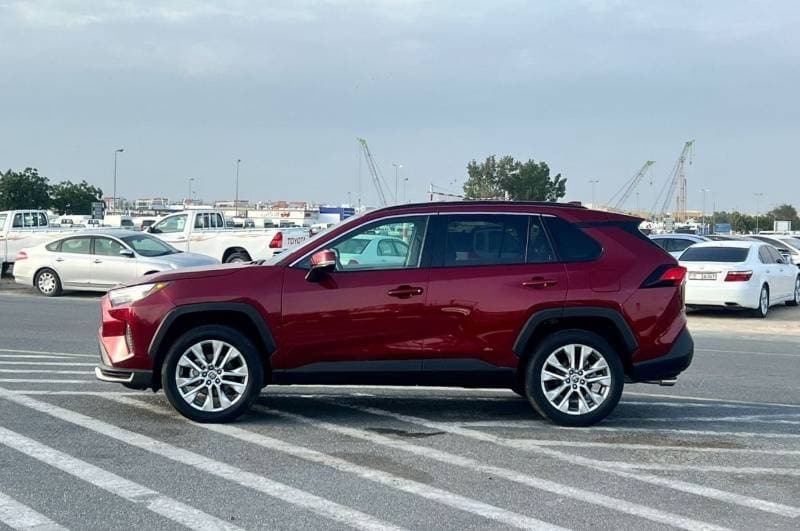 2025 Toyota RAV4 XLE thumbnail 4