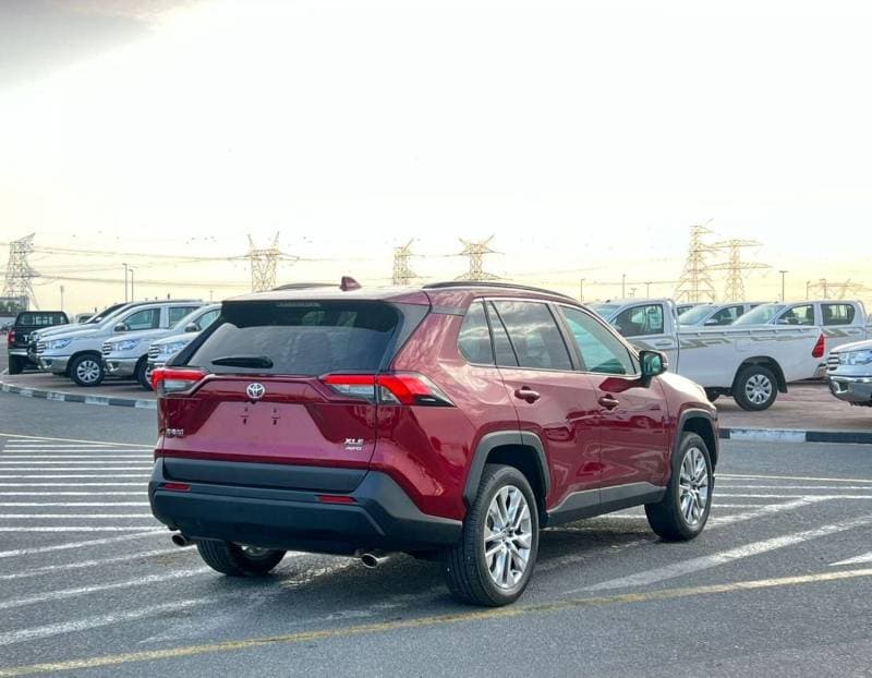 2025 Toyota RAV4 XLE thumbnail 8