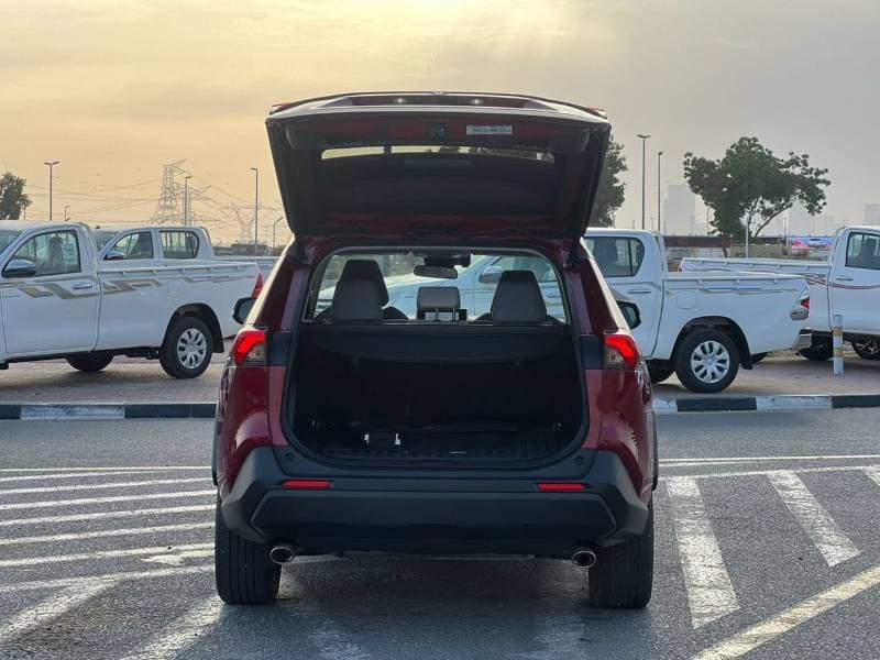 2025 Toyota RAV4 XLE thumbnail 7