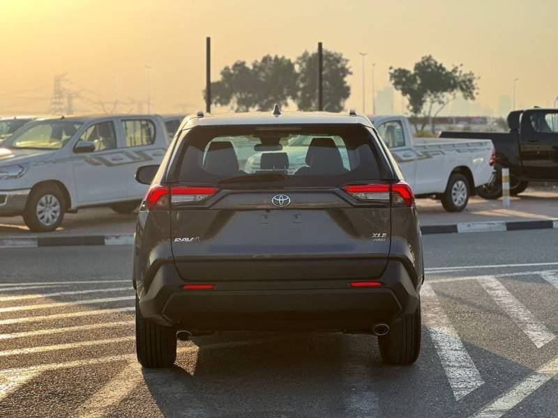 2023 Toyota RAV4 XLE thumbnail 6