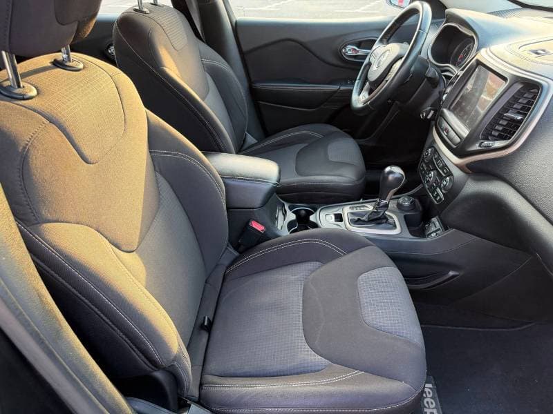 2015 Jeep Cherokee LONGITUDE thumbnail 6