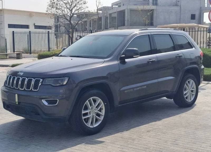 2018 Jeep Grand Cherokee LAREDO thumbnail 3