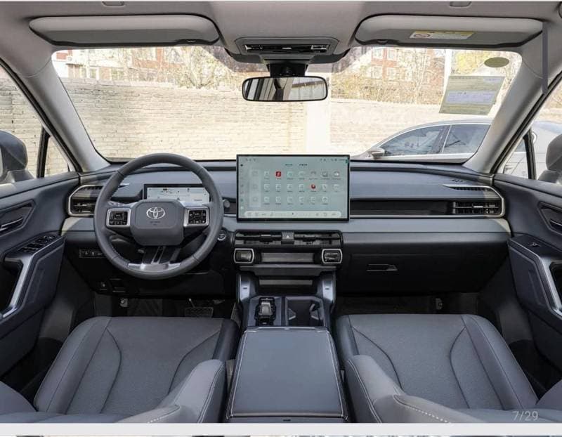 2026 Toyota RAV4 VXR HEV thumbnail 7