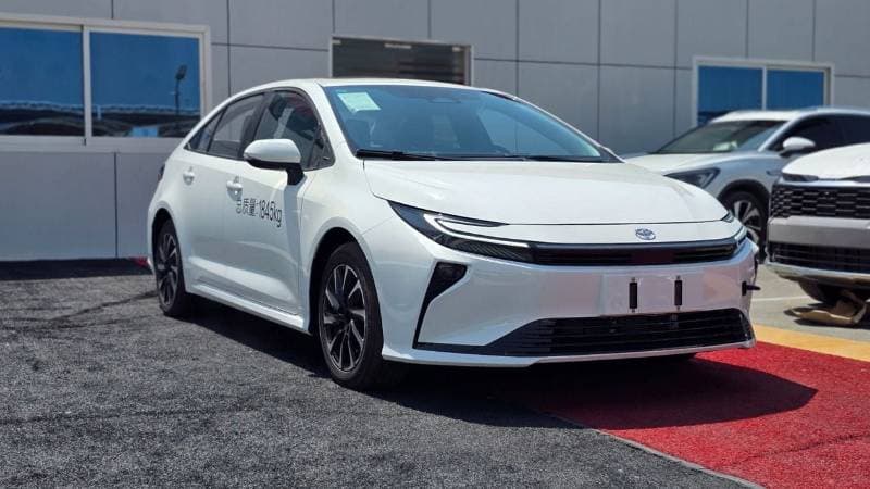 2026 Toyota Corolla XLI HEV thumbnail 2