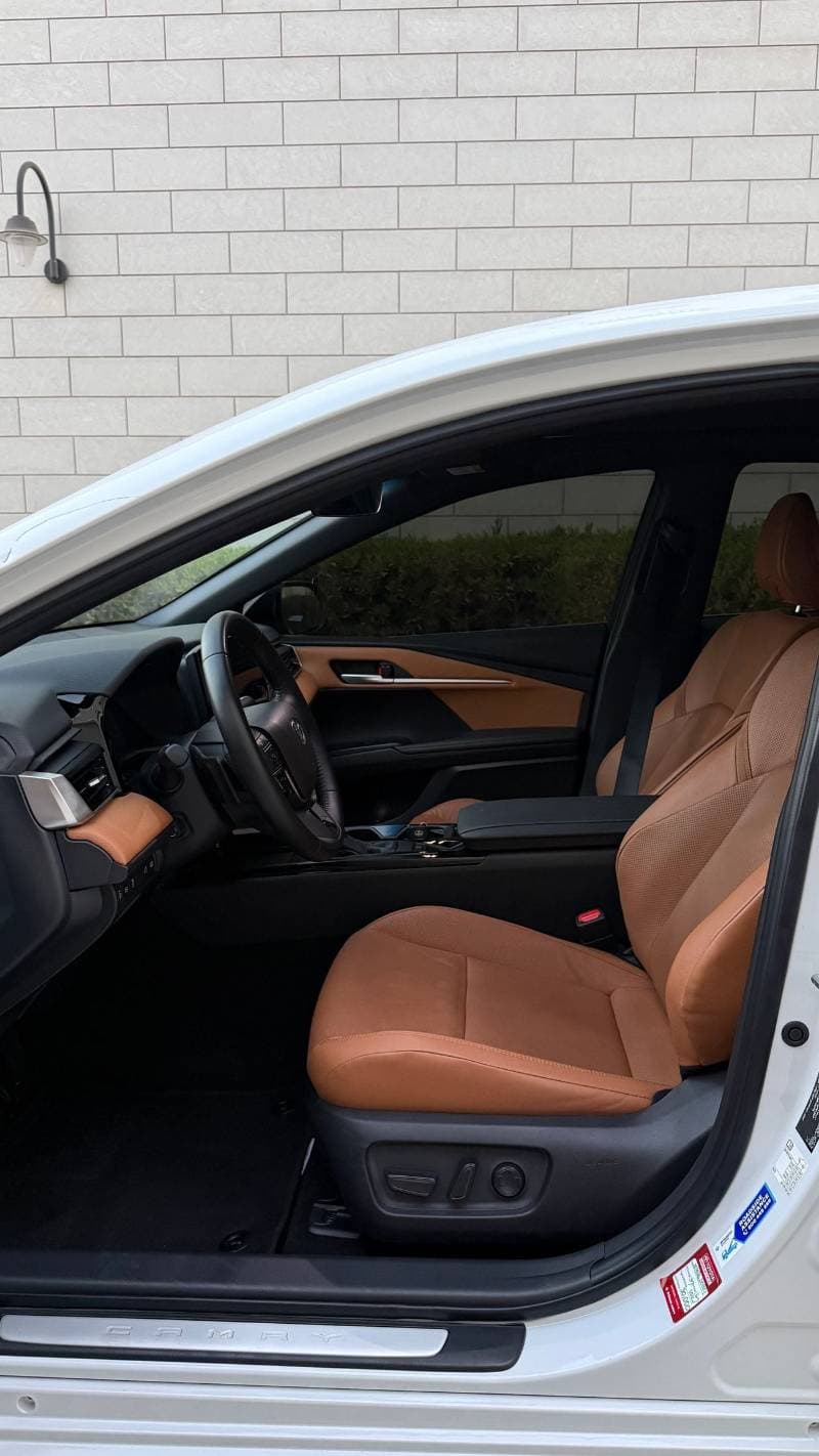 2025 Toyota Camry GLE thumbnail 7