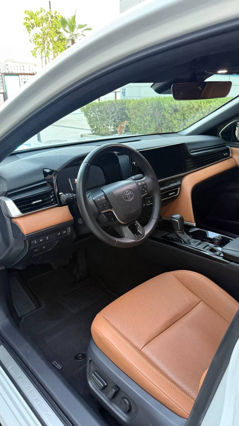 2025 Toyota Camry GLE thumbnail 6